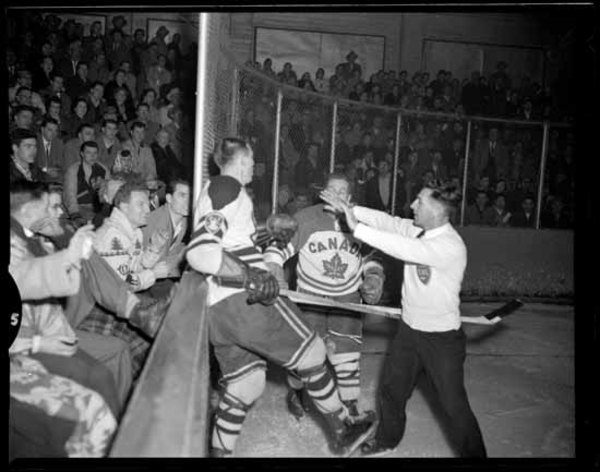 Original title:  Archives Photos of the Day: Hockey &raquo; Vancouver Blog Miss604